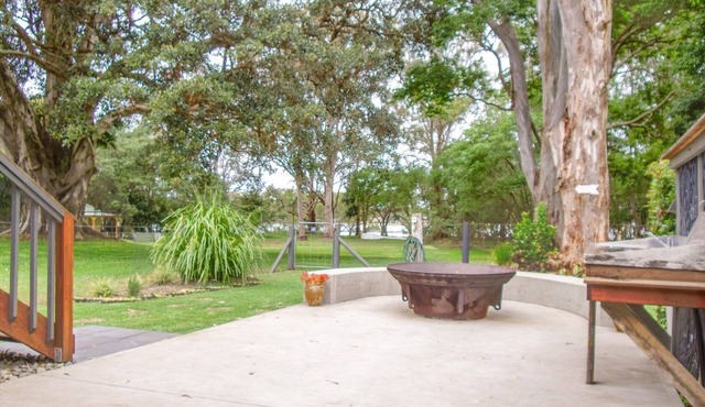Riverside Retreat - entertainers delight