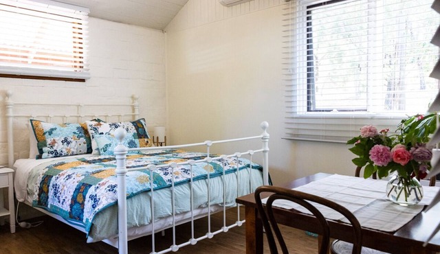 Romantic couples mini cottage in large secluded garden — 5 min to town