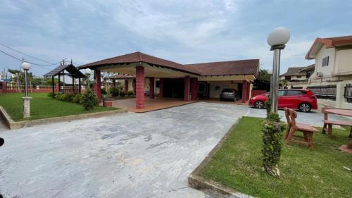 Rumah Tamu Bonda 4 plus 1B Family Homestay 5 minutes drive to Teluk Cempedak Beach