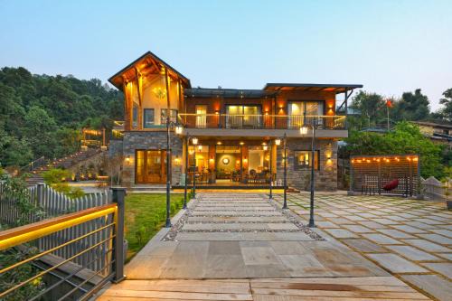 SaffronStays Aruunoday - 4BR with Theatre, Deck & Bonfire