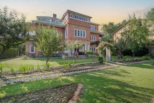 SaffronStays Awakening - Heritage suites in Srinagar with Kashmiri craft, river walks & farm-to-table dining