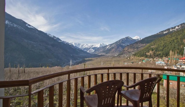 Sarthak Resorts-Reside in Nature with Best View, 9 kms from Mall Road Manali