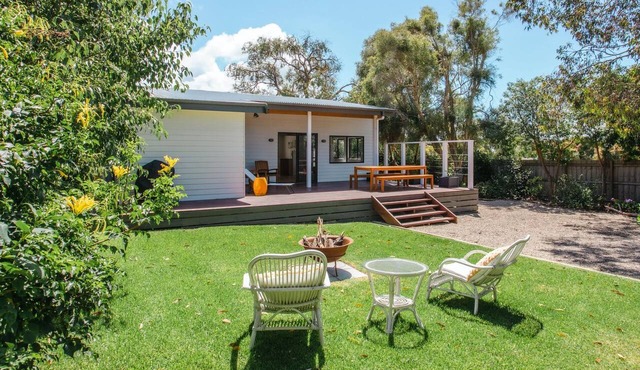Seaside Serenity, Escape to a beautiful beach house steps away from the ocean, pier and golf course. in Flinders