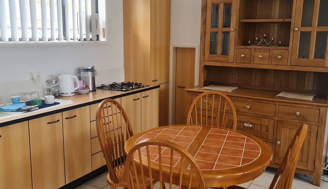 Self contained bayside unit close to waterfront, markets and Wynnum & Manly CBD in Wynnum