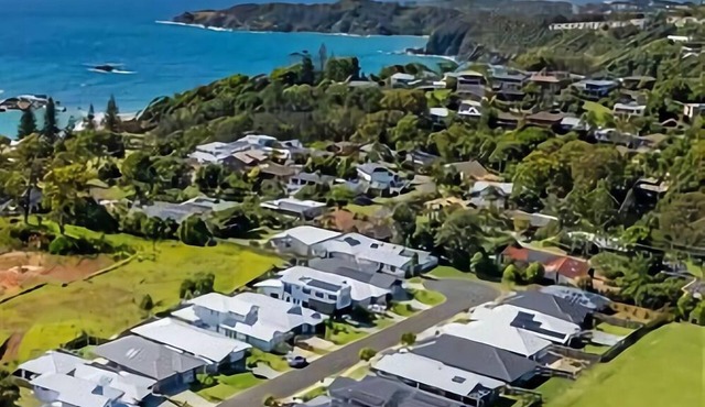 Shearwater is a spacious 3-bedroom townhouse located just an easy 280m stroll from the beach