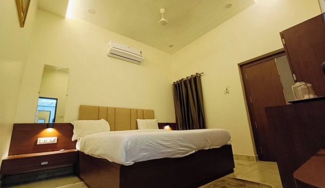 Shree Gangesh Inn