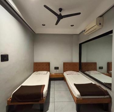 Shree Hariraj Guest House in Vapi