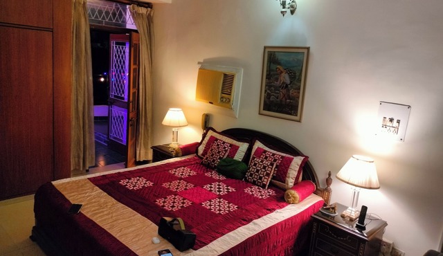 South Delhi Luxury Breezy two bedroom apartment with Personal terrace free wifi