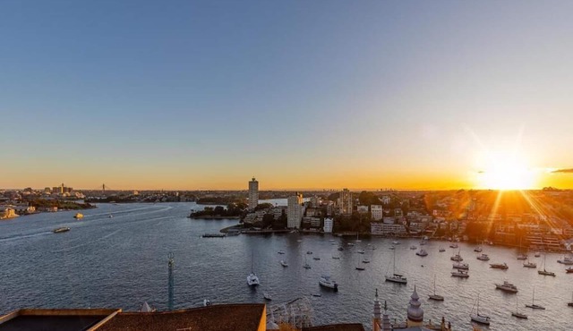 Spacious 3 Bedroom Water View Apartment, 900m from the Harbour Bridge