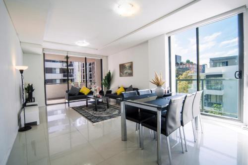 Spacious 3BR, Walk to Train, 2 Free Parking