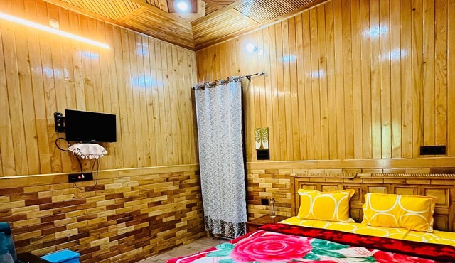 Spacious 4-bedroom house in lovely Devalsari with WiFi in Devalsari