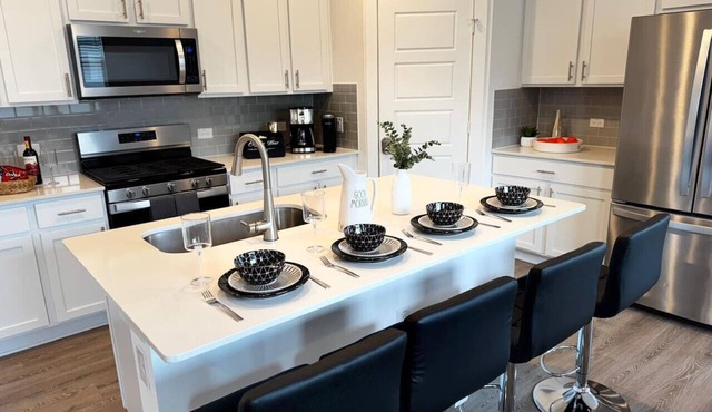 Spacious 4BD3BA, Game Room & 2 King Beds & Patio in Austin