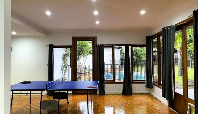 Spacious 5-bedroom house in beautiful Brighton East with AC, WiFi, fitness room in Brighton East