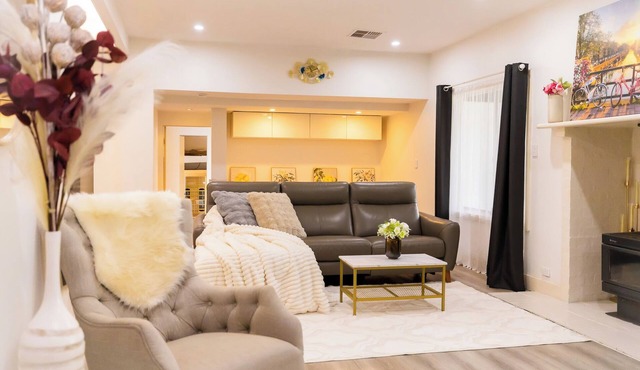 Spacious 5-bedroom house stay up to 12 in Miranda with AC, gym,sauna & spa pool.