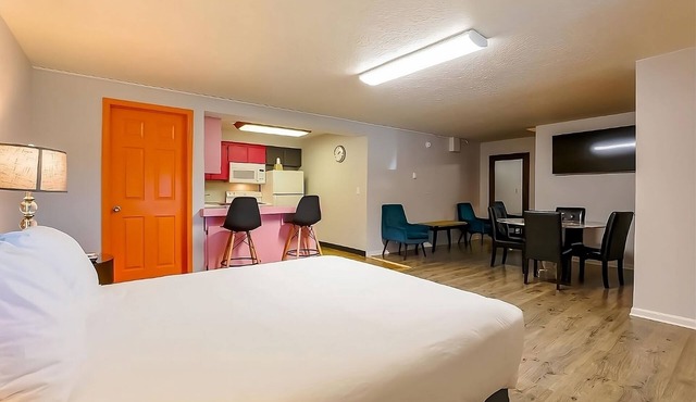 Spacious & Affordable Room w/Kitchenette by Seaside Mall in Seaside
