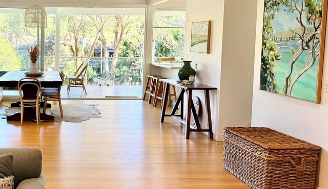 Spacious Avalon Beach family retreat. Walk to beach. in Avalon Beach
