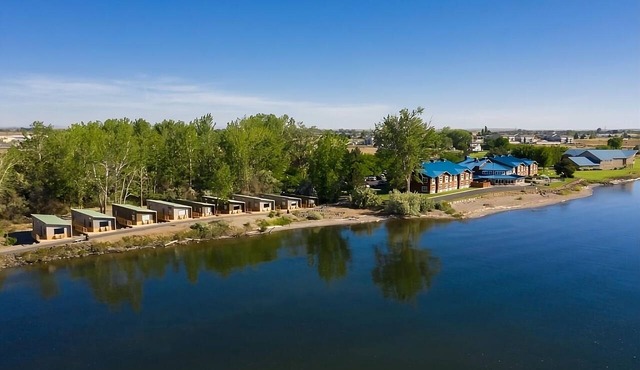Spacious Cabin w/King & Queen Beds, Fireplace, Kitchen! Free Parking, Pool in Boardman