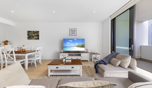 Spacious Condo in Mascot. Doorsteps to Station!