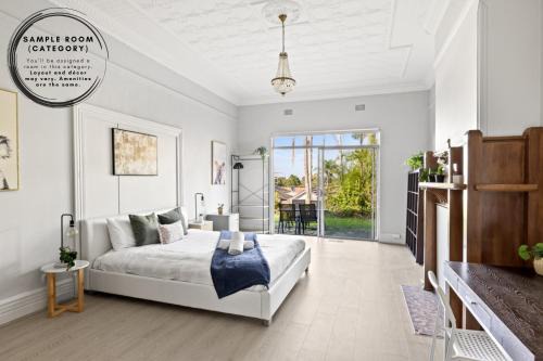 Spacious King Room - Nearby Stations & Stores - Shared Bathroom
