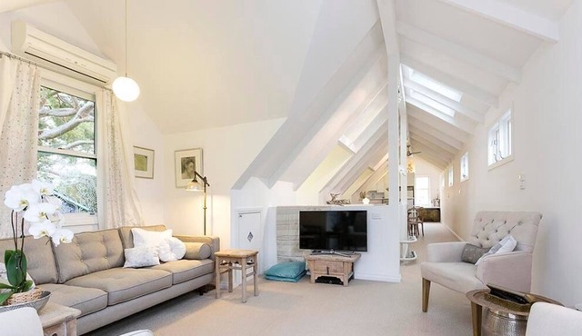 Spacious Light Filled 2 Storey Cottage in Hawthorn in Hawthorn
