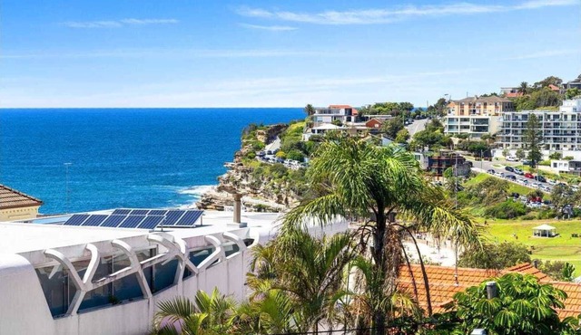 Spacious Luxury 4 Bedrooms Bronte Home 150m to Beach + Ocean Views+Internal Lift in Bronte