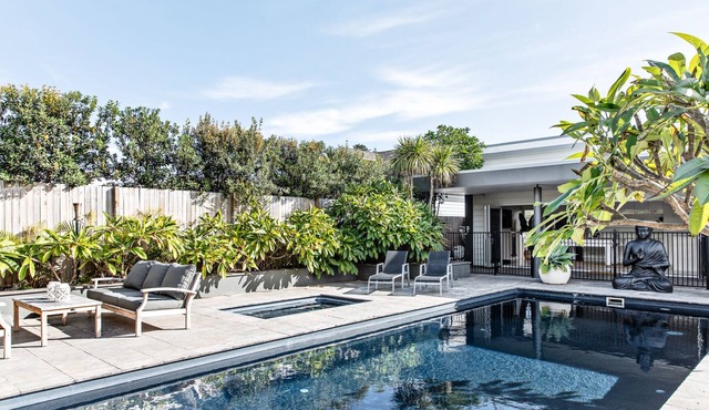 Special(till mid Sept)* Luxury beach house, heated pool, spa, ocean views, cubby