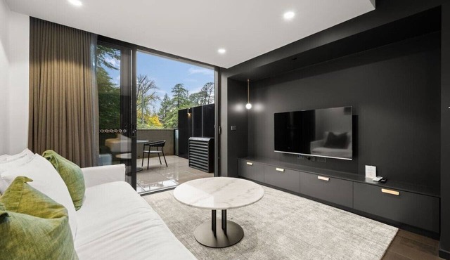 Spectacular Studio w/Haig Park Views & Parking! in Braddon