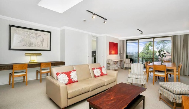 SPF13-Sunny, Spacious, Highly Convenient Apartment