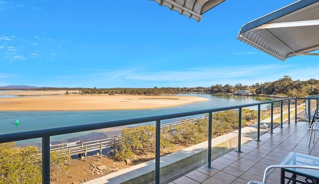 Stay by the water on Wellington Drive, surrounded by serenity and scenery!