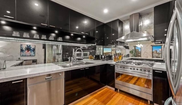 StayCentral - Moonee Ponds Penthouse - Mount Alexander Rd, Moonee Ponds - 3 Bedrooms, 4 Beds, 2 Bathrooms, 2 secure undercover parking spot. in Moonee Ponds
