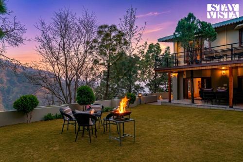 StayVista at Cedar Crest Villa with Bonfire, Valley View