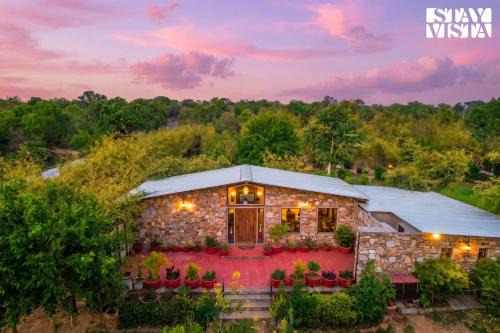 StayVista at Mulberry Tree House with Lawn, BBQ