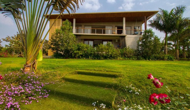 StayVista at Shubmann Villa with Pvt Pool & River View