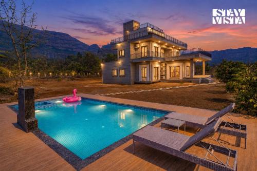 StayVista at Whispering Trails with Pool, Mountain View