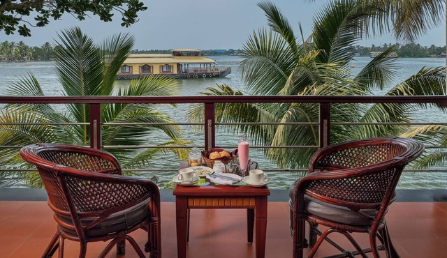 Sterling Lake Palace Alleppey