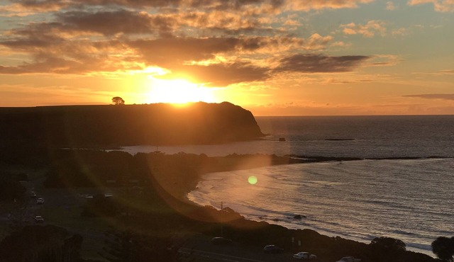 Stunning Coles Beach with amazing ocean views and short stroll to the beach. in Devonport