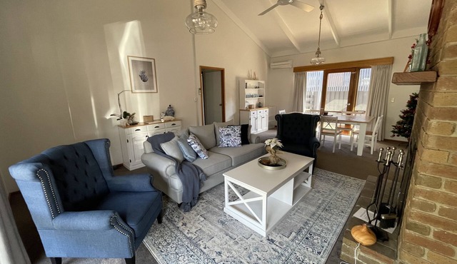 Stylish Coastal Hamptons home, 5 mins from Metung Village in Metung