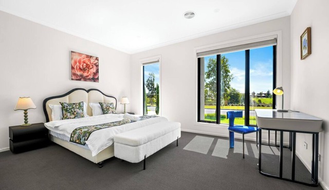 Stylish Park-fronted Luxury Grand Family House!