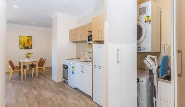 Stylish & spacious 1 BRM king bed apartment in Windsor