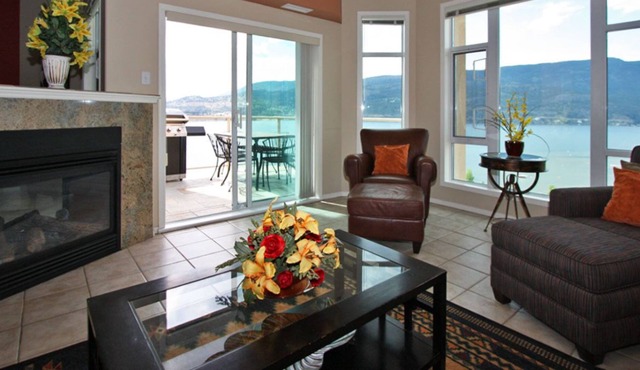 Sunset Waterfront Resort 1803 Lakeview, Pool, Beach, Downtown! in Kelowna