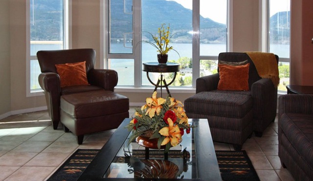 Sunset Waterfront Resort 1803 Lakeview, Pool, Beach, Downtown! in Kelowna