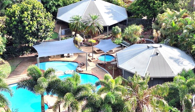 Supa sized 3 bedroom 2 bath in Broadbeach Waters