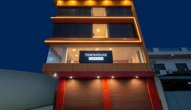 Super Townhouse Mandoli Metro Station