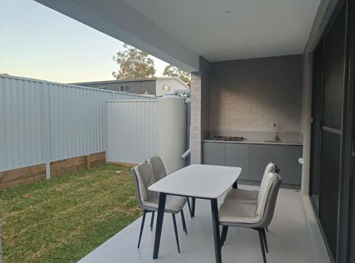 Superior Twin Room in Spacious and Modern Home - NR10