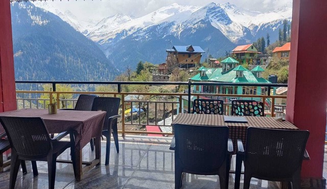 Suraj Guest House And Cafe