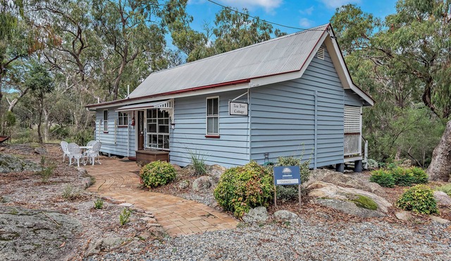 Tea Tree Cottage, luxury 2 bedroom cottage at Diamondvale Estate with fireplace