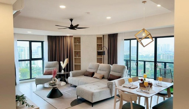 The Atrium at Jalan Ampang by OKBnB - Luxury 3 Bedroom Family Suite with Balcony, 3 mins to KLCC