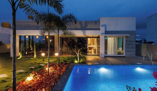 The Blue Orchard Private Pool Lawn 1hr HSR