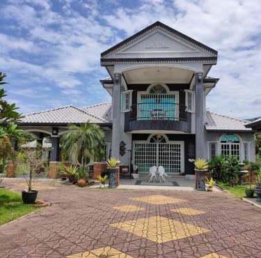 The Bungalow Homestay with Private Pool by Cheta