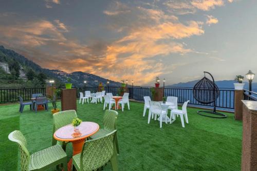 The Charvi Retreat I Vacations I Conference I MICE I Family Events I Open Air Terrace I Sky Bonfire I Wooden Rooms With Pvt Balconies I Kufri by Exotic Stays